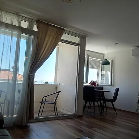Sea View Apartment *